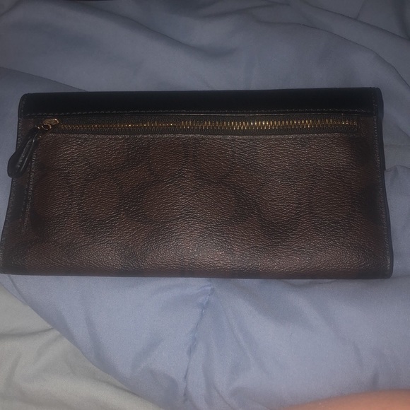 Medium Coach purse comes with matching wallet - Picture 5 of 6